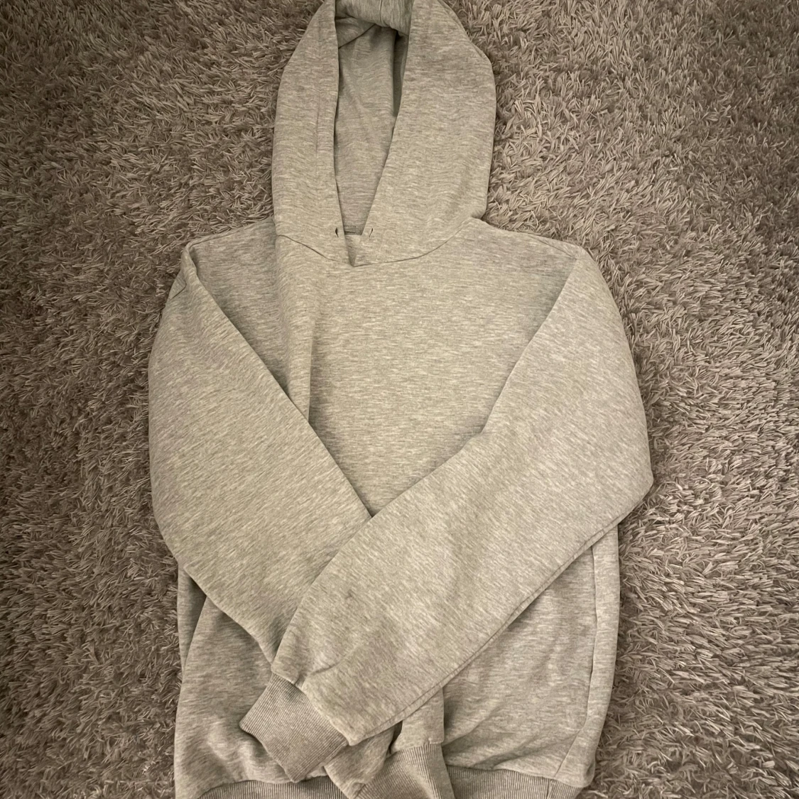 Grå hoodie från Gina Tricot med tryck