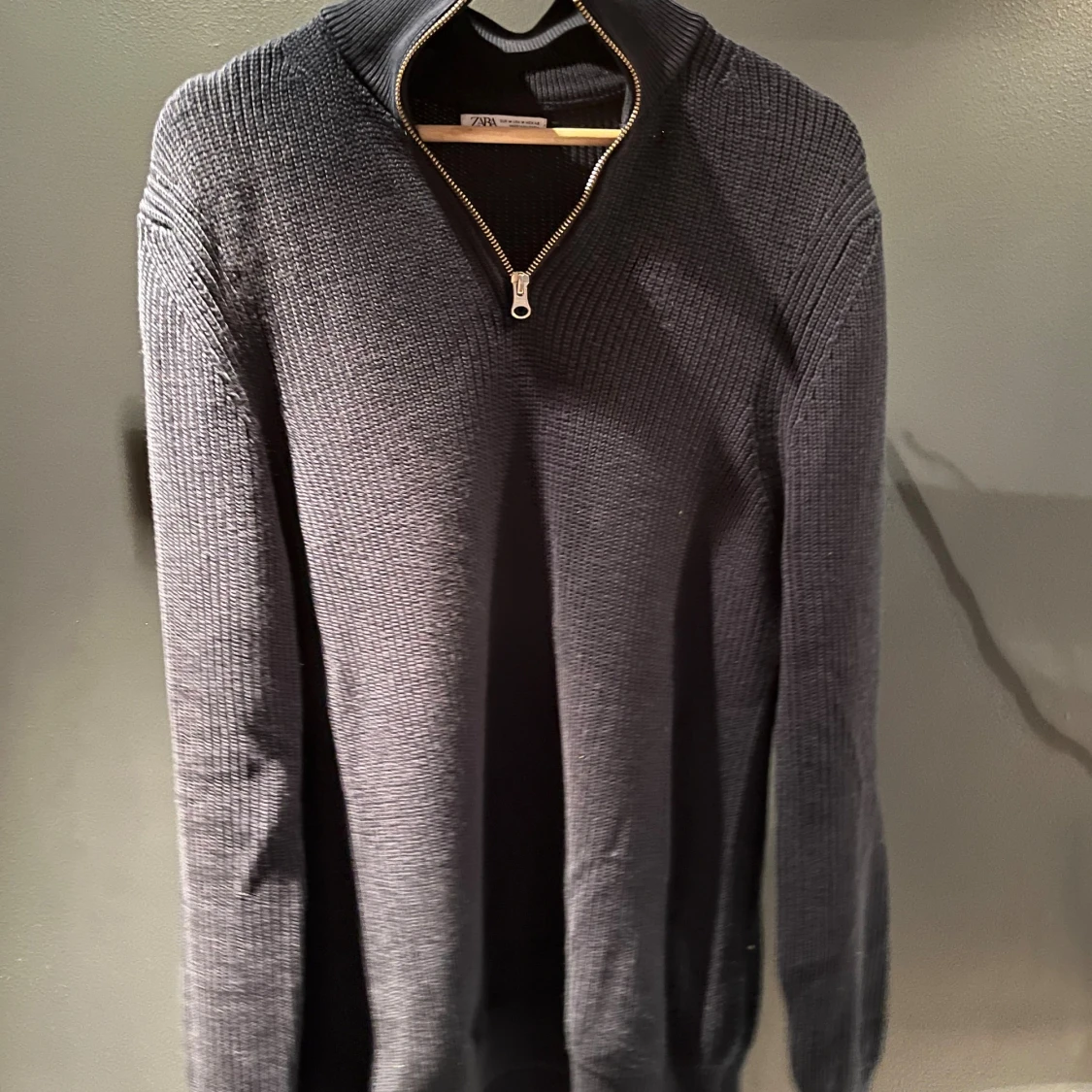 Mörkblå stickad half zip-tröja från Zara - 1