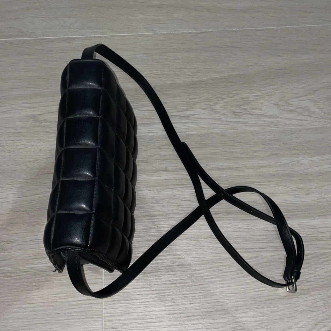 Svart quiltad axelväska i skinnimitation - 2