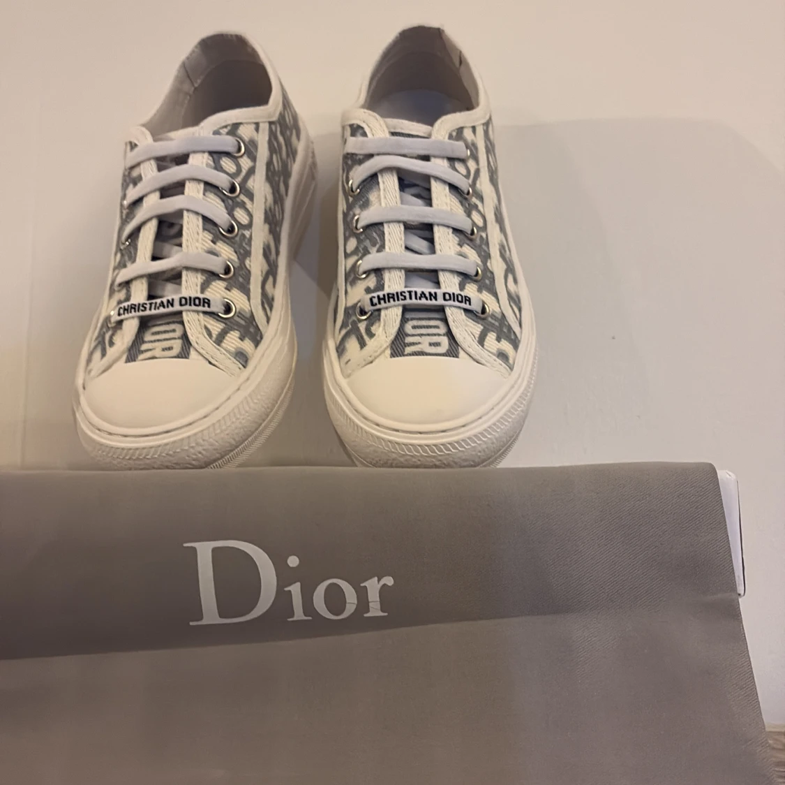  Monogram sneakers i vitt och blått - 2