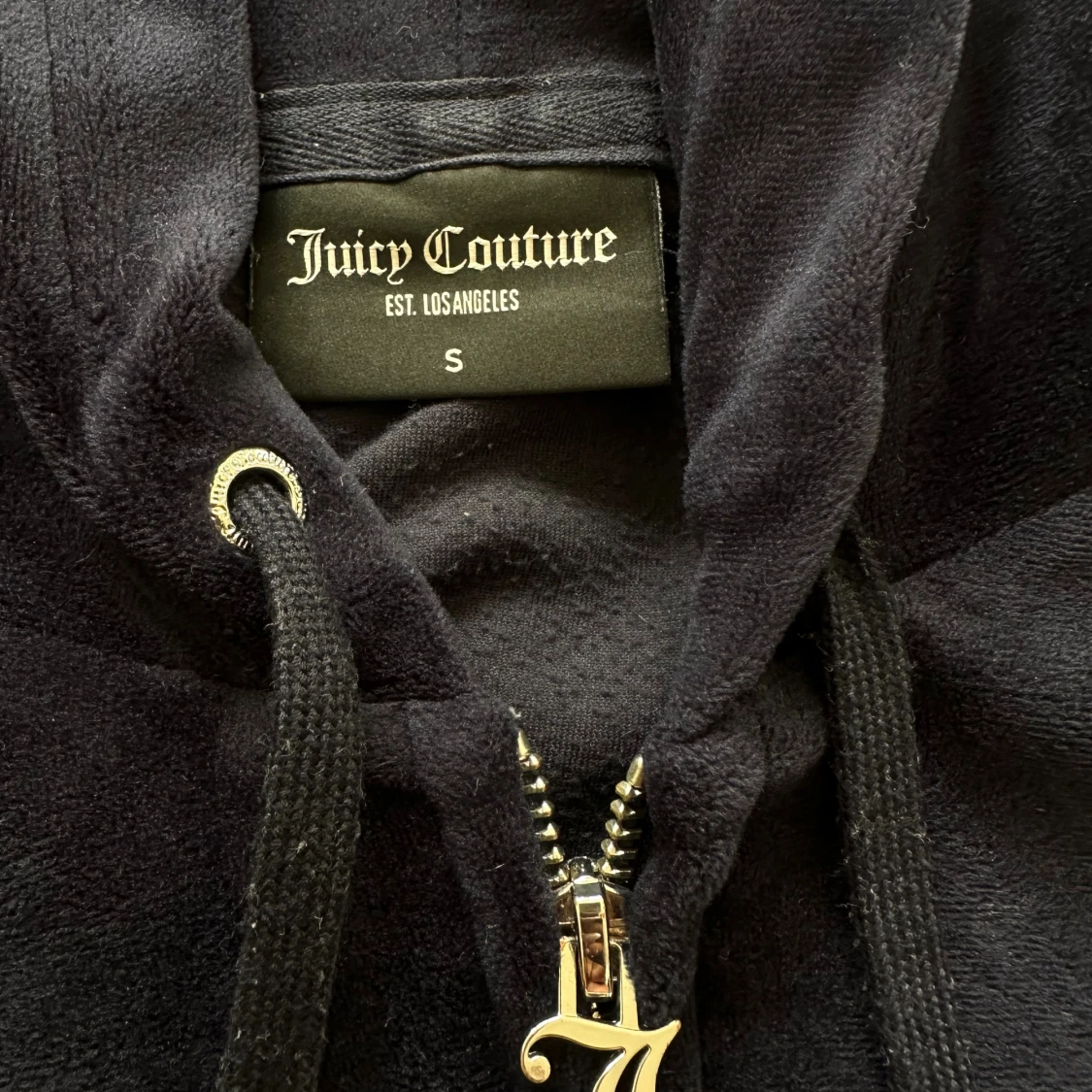 Svart velour hoodie från Juicy Couture - 1