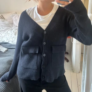 svart kofta - supersöt svart kofta perfekt till hösten, liite nopprig men inget som syns, supermysig💕💕finns ingen lapp men skulle säga S