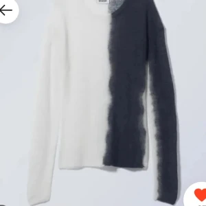 Vit och svart stickad tröja Weekday - Säljer en tunn stickad tröja från Weekday. Aldrig använd!💕