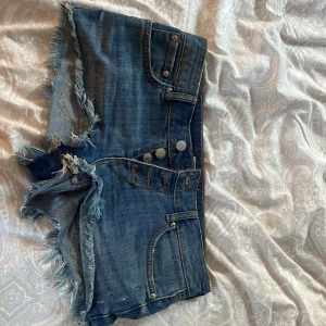Mörkblå lowwaist jeansshorts - Säljer dessa så snygga lowwaist jeansshortsen från gina tricot🩷
