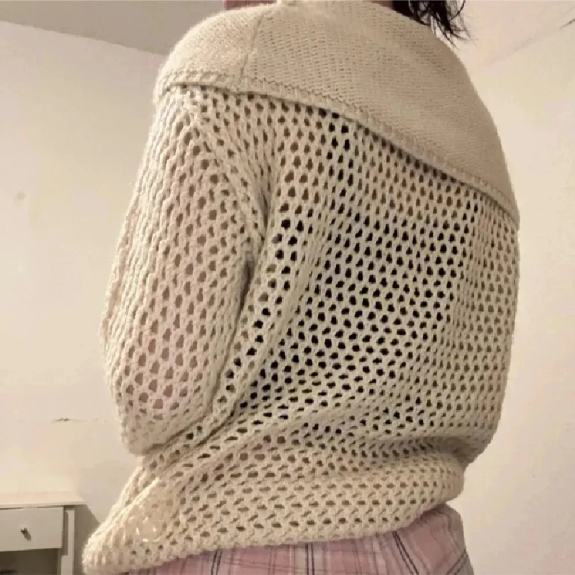 Beige stickad offshoulder-tröja - 1