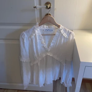 Fin blus🫶🏼  - Säljer nu min vita blus från Nakd, strl XS/S, 34. Superfint skick, inga defekter. Nypris: 399 kr, säljes för 100 kr. 
