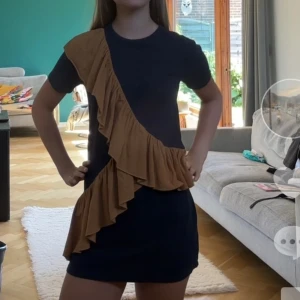 Svart kortklänning med volang från Friboo - Jätte fin klänning 