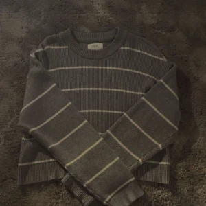 Grå randig tröja från Zara - Stickad tröja från Zara barn, 164 cm 13-14 år, passar även  storlek s. Perfekt för hösten!😝