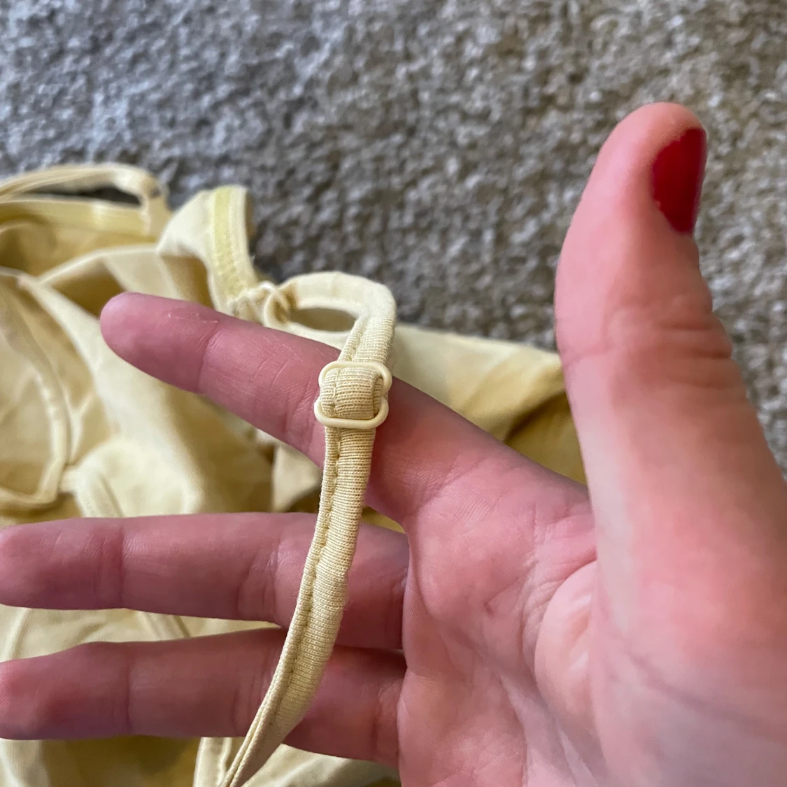 Ljusgul linnetopp med smala axelband - 2