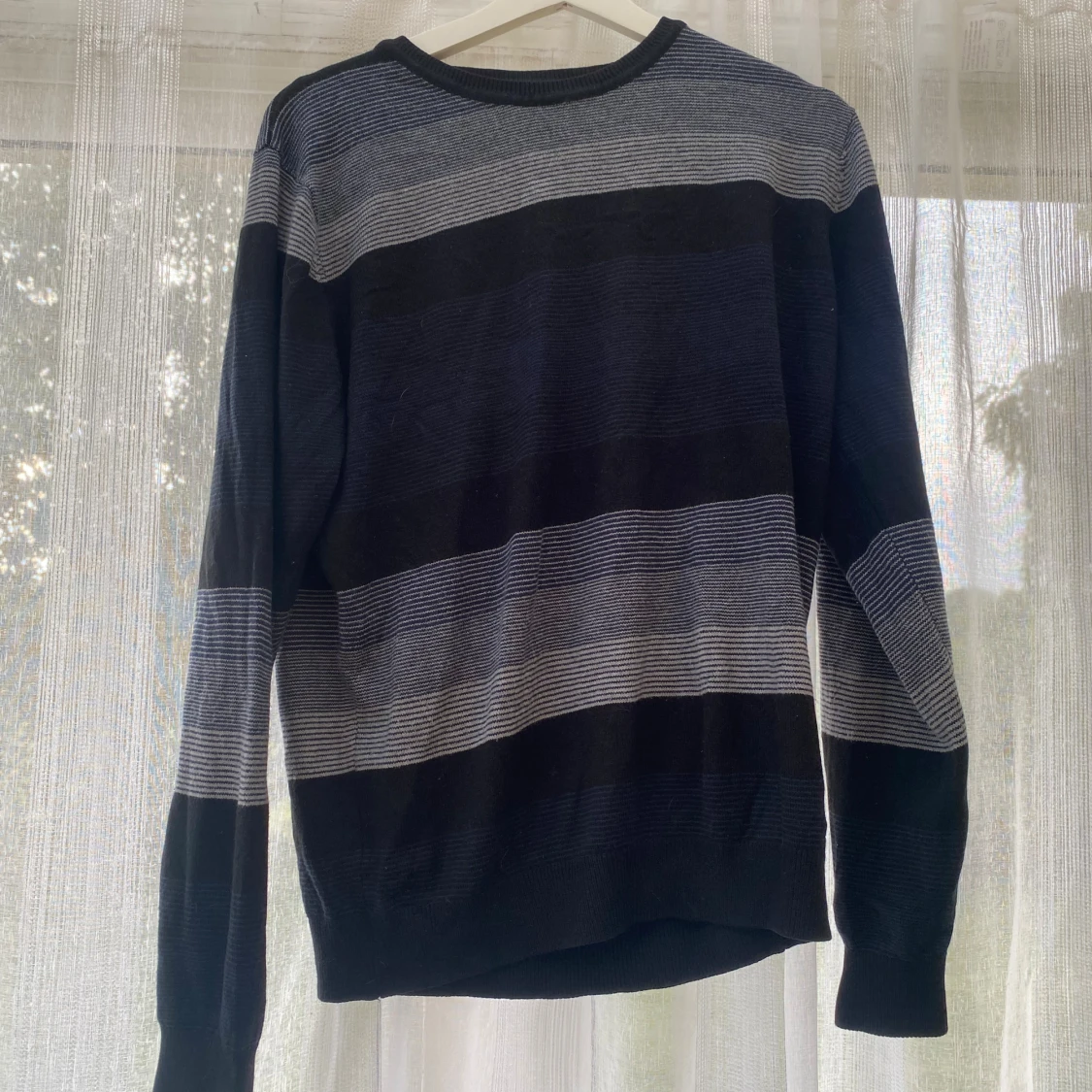 Randig svart och grå stickad tröja