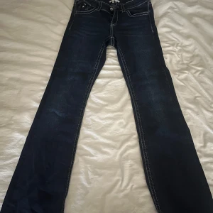 Mörkblå bootcut jeans från Gina Tricot - Älskar dessa byxor men behövde sälja dem eftersom att det var fel storlek, har använt dem ungefär 3 gånger så dem är som nya ungefär.