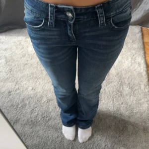 Jeans  - jätte fina jeans från gina tricot! dom har knappfickor , storleken är 158 men passar XXS. säljer dom då dom ej har kommit till användning, köpte för 399 kr. 