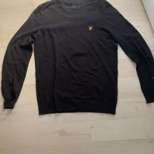 Lyle & scott merino sweater - Tja, säljer denna merinoulls stickade sweatern från LYLE & SCOTT. Storlek S och är normal i storleken. Säljer pga att jag ej använder den längre plus att den är för liten. Nypris 900 mitt pris 500. Priset är alltid diskuterbart, hör av er vid frågor!
