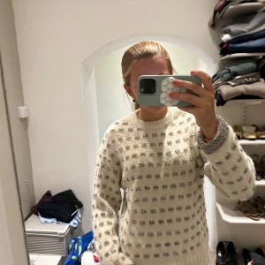 Vit stickad tröja från Zara - Supermysig vit stickad tröja med färgglada paljetter över hela. Tröjan har lång ärm, rund hals och en loose passform. Perfekt för dig som gillar lite extra glitter i vardagen och vill ha en unik look.