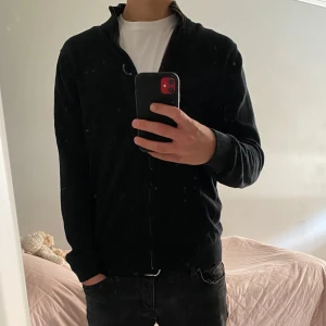 Dressman zip hoddie  - Tja säljer nu min feta zip cardigan från dressman. Perfekt nu till dem lite kyligare dagar och passar perfekt till en laidback skön stil. Hör av er vid minsta fundering. 