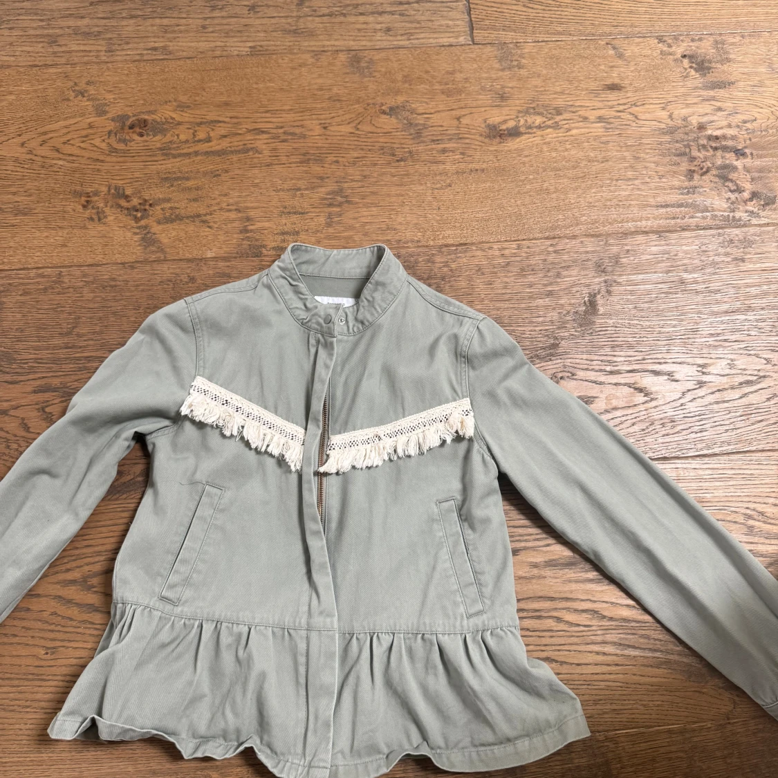 Grön jacka med fransar från Reserved