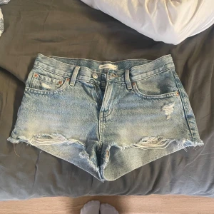 Perfekt jeansshorts i ljusblå denim - Snygga ljusblå jeansshorts från Gina tricot med råa kanter och slitna detaljer. Klassisk femficksmodell med bälteshällor och dragkedja. Perfekta för sommardagar och chill häng. Hör av er vid frågor!🥰