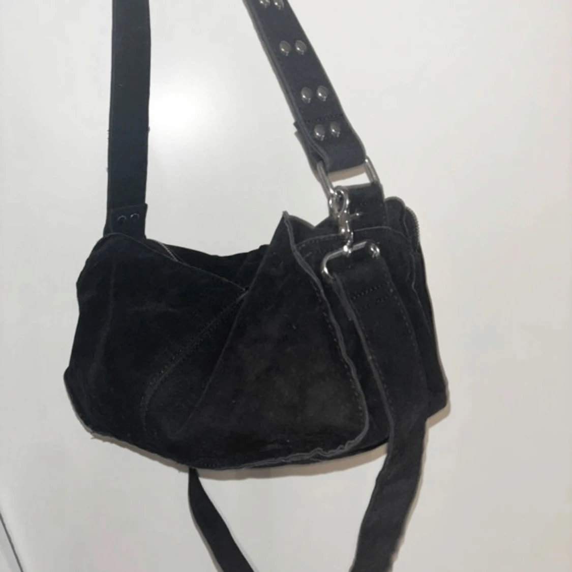 Svart axelväska i mocka från Noella - 2