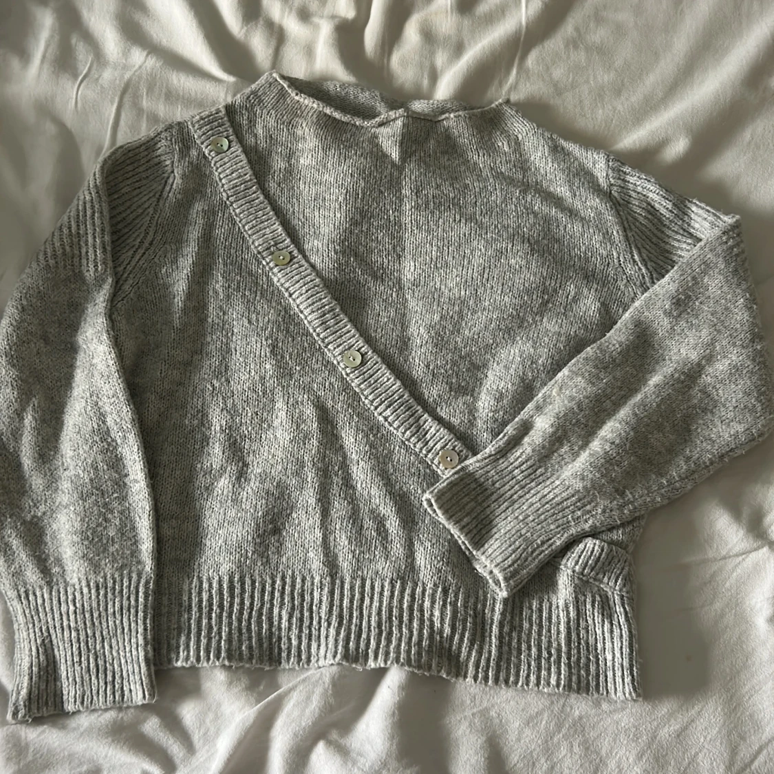Grå stickad kofta från Design by Si