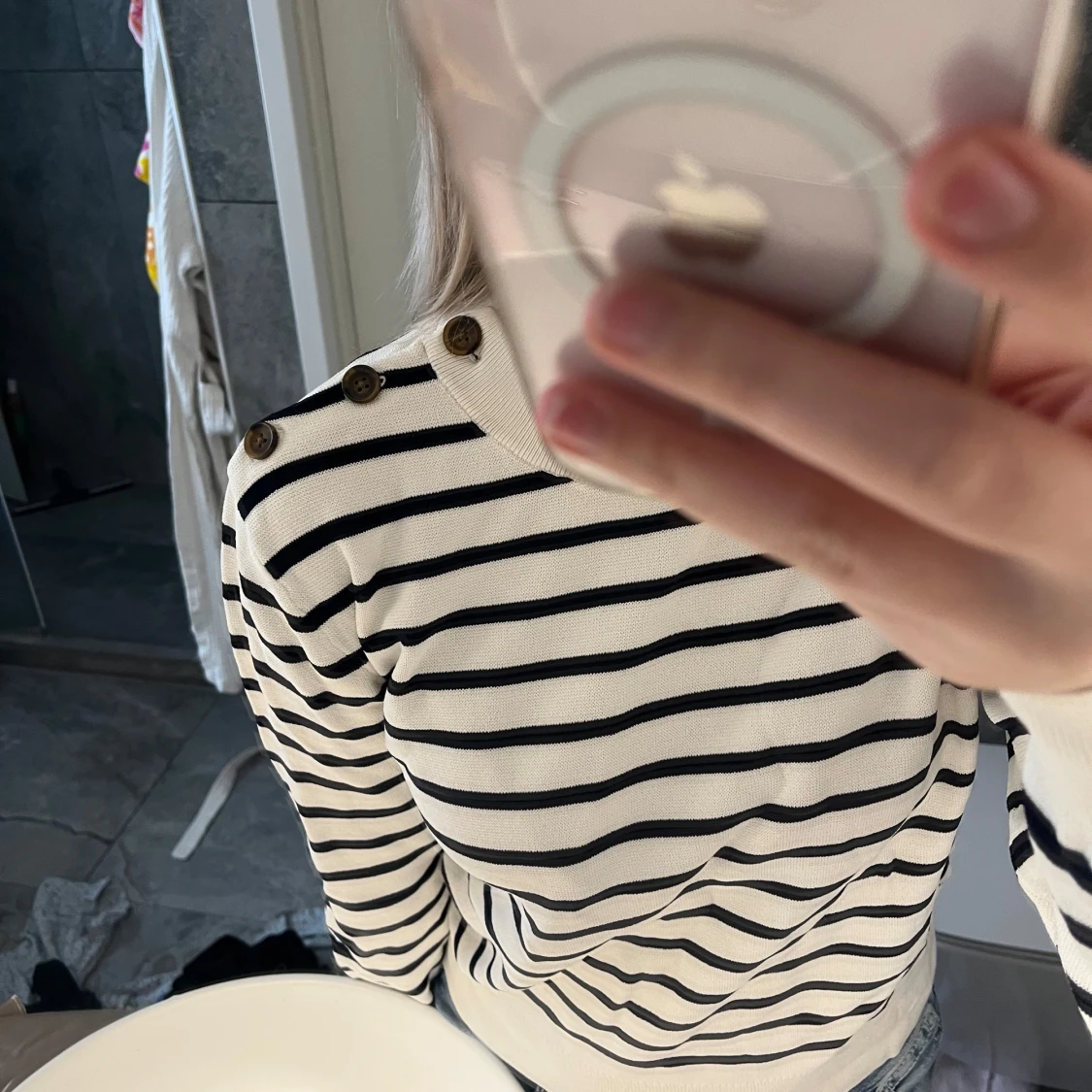 Vit och svart randig tröja med knappar - 1