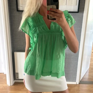 Neo noir blus - Säljer denna blusen i en färg som inte säljs längre 💚 Storlek S skulle jag säga och den är i bra skick 