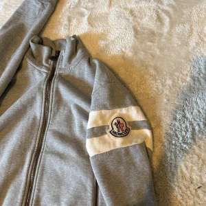 Grå ziptröja från Moncler XL men sitter som M-L -  grå ziptröja från Moncler i storlek XL men sitter som M-L äkta såklart därmed köpt från Garmsmarket