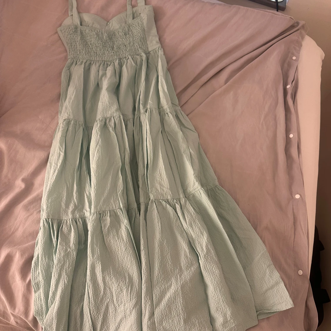 Ljusblå långklänning med smockrygg - 3