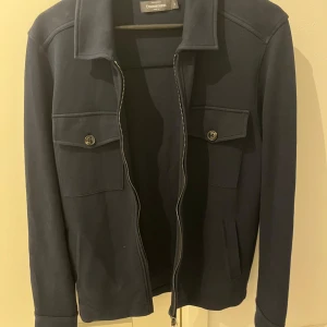 Overshirt Marinblå str S - Overshirt från Dressman. Endast lite använd(inga defekter eller fläckar) Mitt pris 450kr!