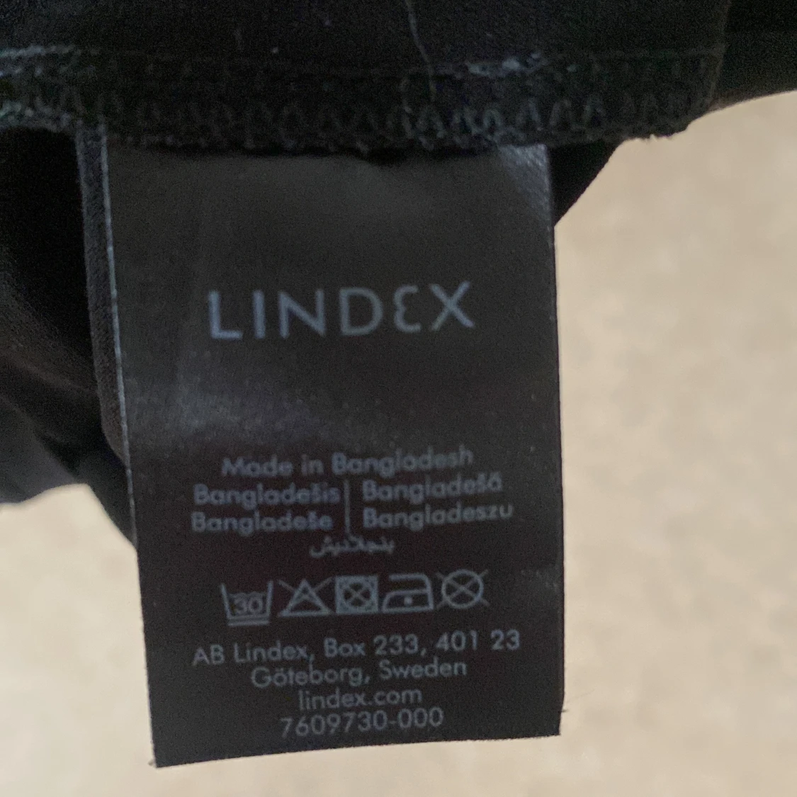 Svart asymmetrisk topp med drapering från Lindex  - 4