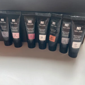 Née Jolie UV/LED Extension Nail Gel - Säljer sju tuber Née Jolie Extension Nail Gel för UV/LED-naglar i färgerna soft pink, nude, white, light apricot, clear, glitter och sequins. Varje tub innehåller 15 ml. Dem har änvänts nån är bara testad! Hör gärna av dig vid intresse och ☺️
