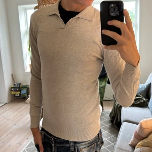 Stickad tröja  - Riktigt riktigt stilren och snygg, inga defekter mycket bra skick. Skriv vid fundering 🙌