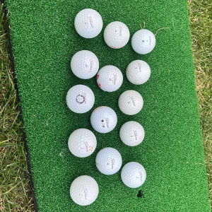 Titleist PROV1 golf bollar - Tja, jag säljer mina Titleist PRO V1 golf bollar. Det är 14 stycken i olika skick men alla är fullt fungerande och vissa till och med ser nya ut. 12 stycken ny pris är ungefär 700kr och 14 stycken cirka 800kr. Jag säljer alla dessa för 500kr. Hör gärna av dig vid minsta fundering eller intresse. Kan även få styckpris som vi kan komma överens om.🤗.