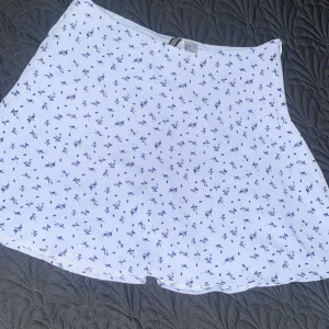 Kjol stl 38 - Kort kjol från HM i stl 38. Kan användas både låg- och högmidjad.  Sparsamt använd. Köpare står för frakt