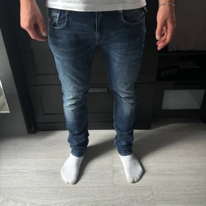 Replay jeans - Säljer dessa mörkblå replay jeans | Skick 9/10 | Storlek 31/30 | Nypris 1800 | hör av er vid minsta fundering 👍✅