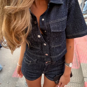 Mörkblå jeansset  - Säljer detta superfina denimset från ginatricot, använt endast 1 gång och är köpt för 1100 💕