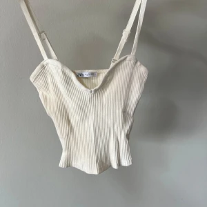 Linne - Super fint linne från zara i storlek s. I mycket bra skick. Går att justera axelbanden. Väldigt stretchigt.