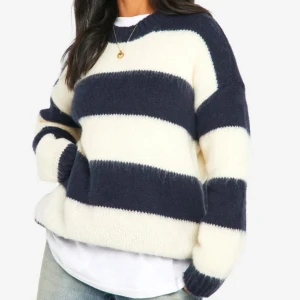 Blåvit Randig stickad tröja  - Stickad tröja från Boohoo i storlek M. Använd fåtal gånger. Modellen på bilden har M.       ( Liten i storlek )