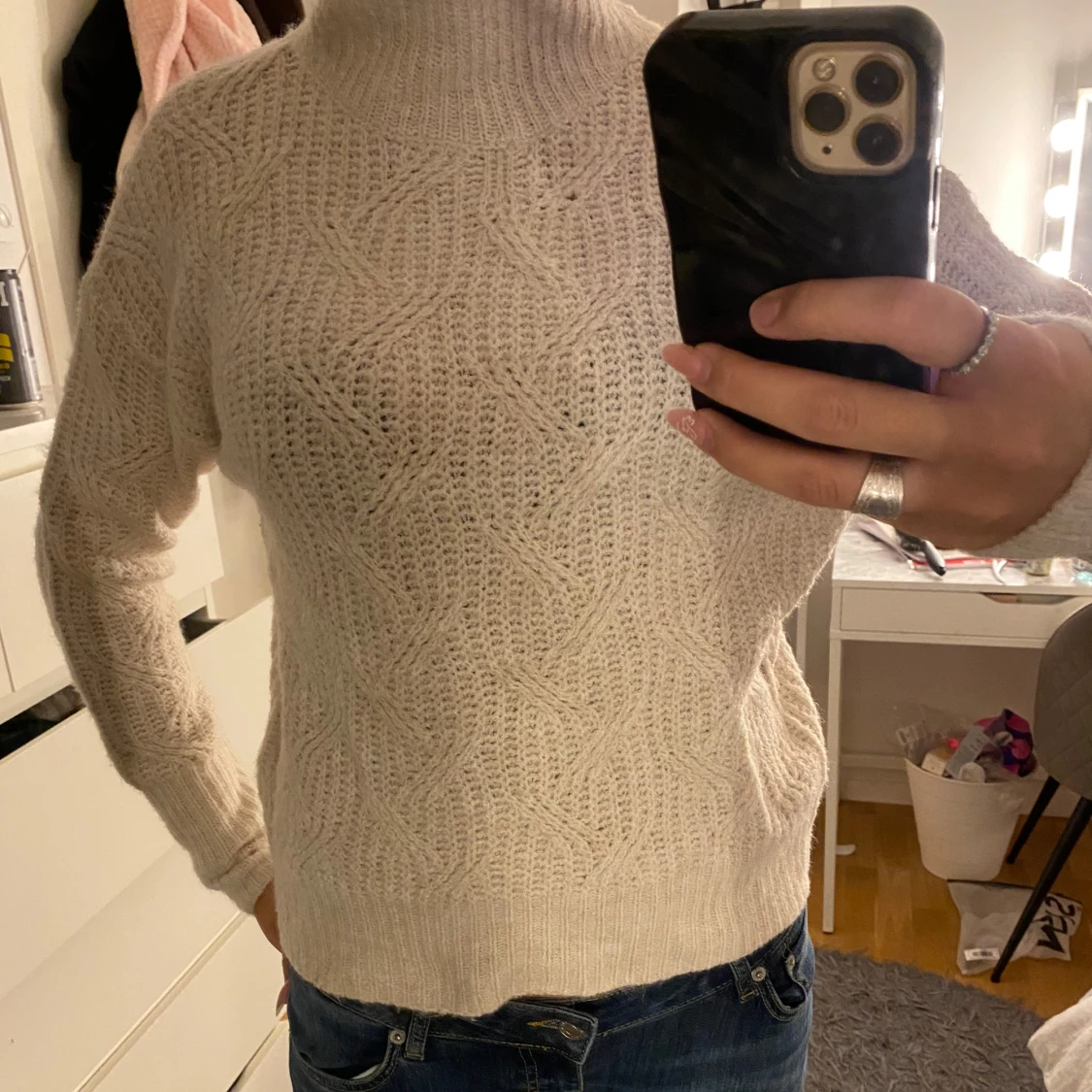 Beige stickad polotröja med mönster