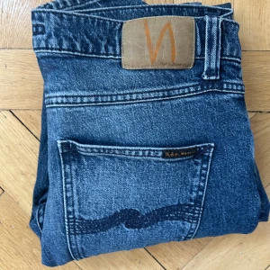 Nudie Jeans Lean Dean  - Snygga Nudie Jeans i modellen Lean Dean. Använd ett par gånger men utan några synliga defekter. Skick 8/10. Nypris på dessa 1800, mitt pris 400 kr. Storlek W31 och L32. Vid frågor eller funderingar skriv. 