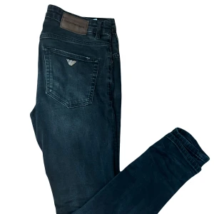 Armani jeans - Riktigt feta Armani jeans. Storlek 32. Snygga smådetaljer och sköna slitningar av Armani