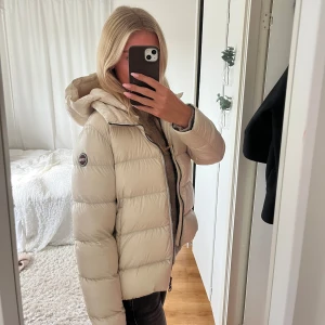 Colmar dunjacka - Säljer min super fina pärlvita vinterjacka från Colmar i storlek 44, vilket motsvarar S. Den är i fint skick och kostar 5000 kr i butik. Skriv vid funderingar💕