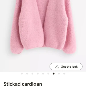 Rosa stickad kofta i oversized modell - Mysig rosa stickad kofta med oversized passform och långa ärmar. Koftan har en enkel design utan knappar eller dragkedja och är perfekt att slänga på sig när det är kyligt. Supermjuk och fluffig känsla som ger en avslappnad look.