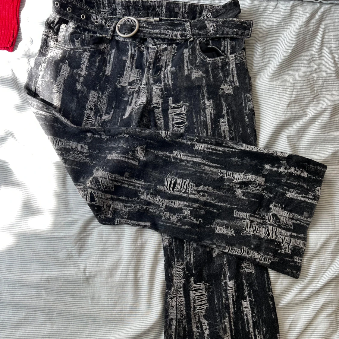 Svarta distressed jeans från Milk It