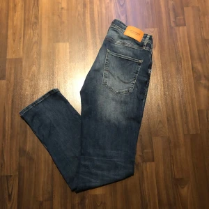 Jack and Jones Regular Clark - Tjena! Säljer ett par feta Jack and Jones jeans. Fet tvätt och as najs stretch i dem. Modell namn är Clark. Hör av dig vid minsta fundering!