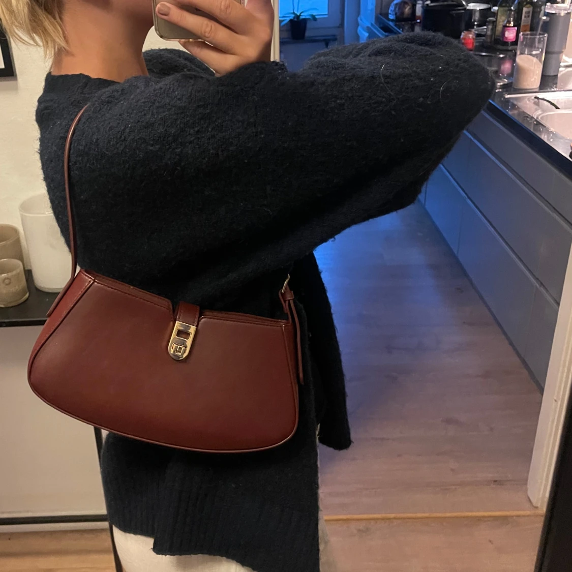 Vinröd/brun axelväska i skinn med gulddetalj - 1