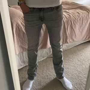  Jeans från Jack & Jones - Säljer ett par grå skinny jeans från Jack & Jones. De har klassisk femficksdesign, låg midja och smal passform hela vägen ner. Jeansen är i mjukt denimtyg och passar perfekt till en avslappnad stil.