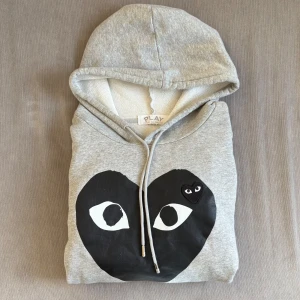 COMME DES GARÇONS Hoodie  - COMME DES GARÇONS Hoodie | Storlek: M passar S | ActiveResell 