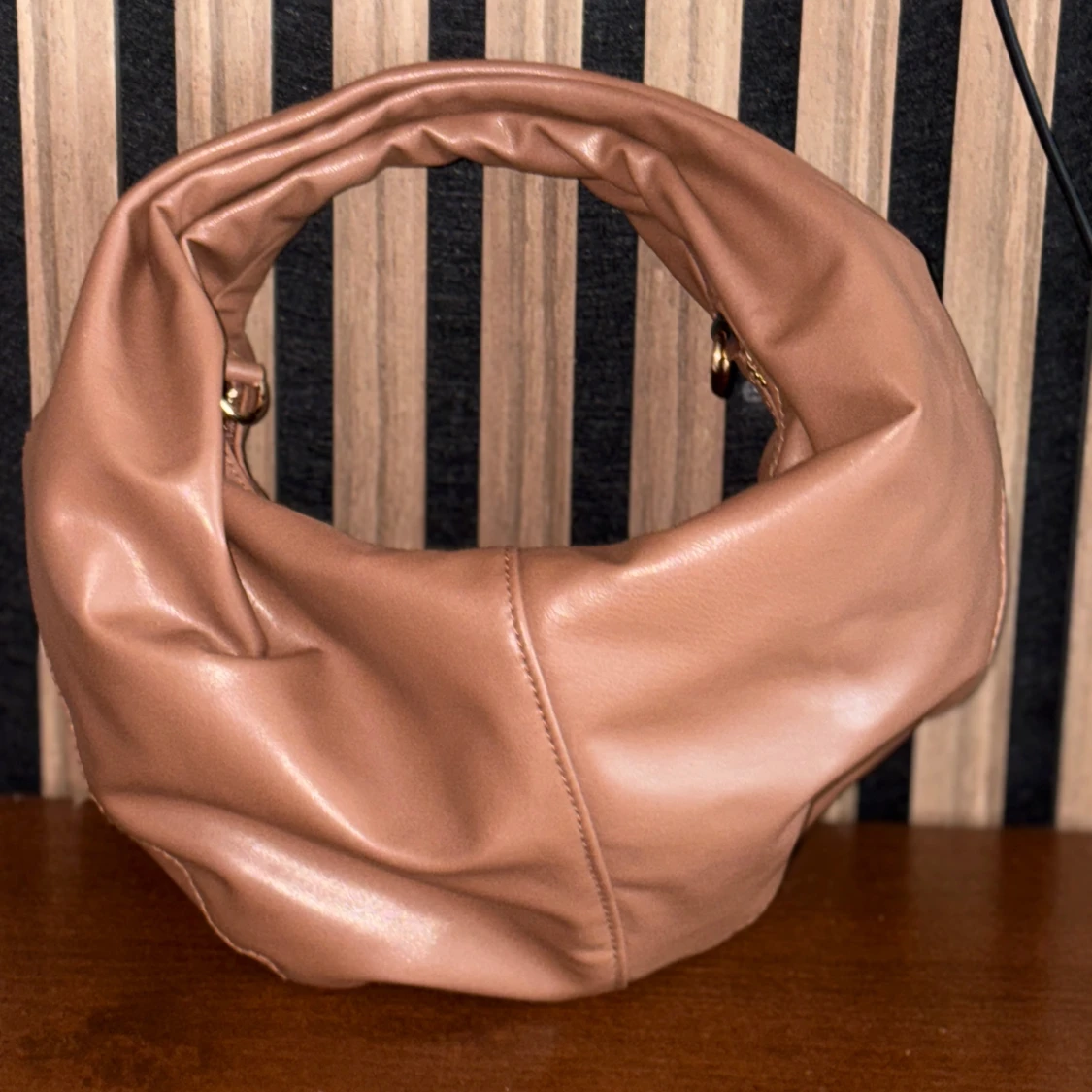 Två trendiga handväskor i rosa och bruna  - 1