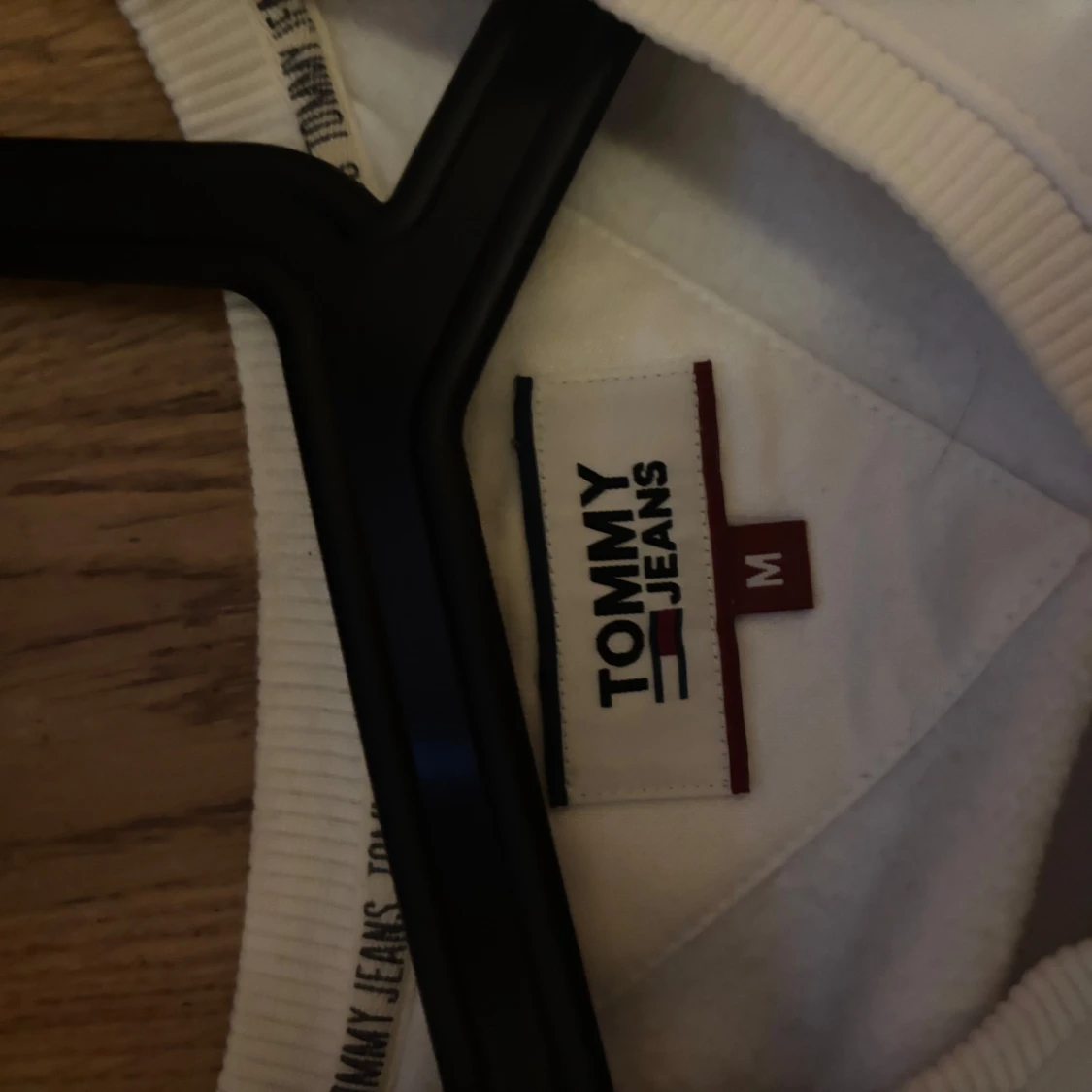 Vit sweatshirt från Tommy Jeans - 1