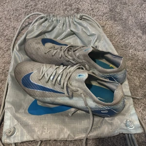 Fotbollsskor - Tja, Jag säljer dem här fotbollsskorna från Nike ”Elite”. Nypris ligger på runt 3 tusen men säljer för betydligt billigare. (Går såklart att tvätta och göra rent mera)